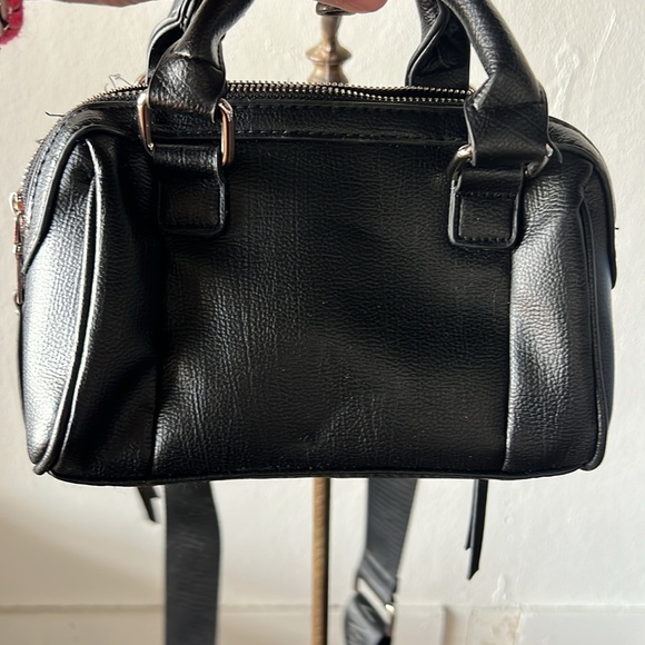 Madden NYC Crossbody Barrel /Mini Purse W/removable Coin Pouch Strap Adjustable - Picture 3 of 4